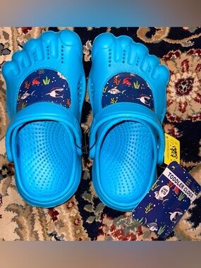 Toddler Blue Shark-Print Toe Clog Crocs (Toddler 9/10)